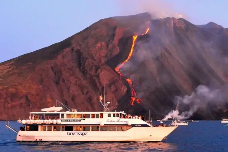 au depart de milazzo croisiere nocturne avec escales a panarea et stromboli