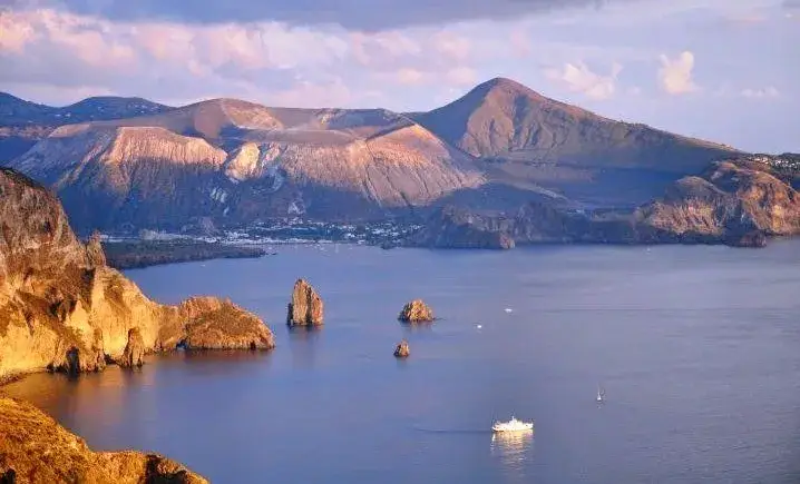 de milazzo excursion en bateau a lipari et vulcano avec visite a pied