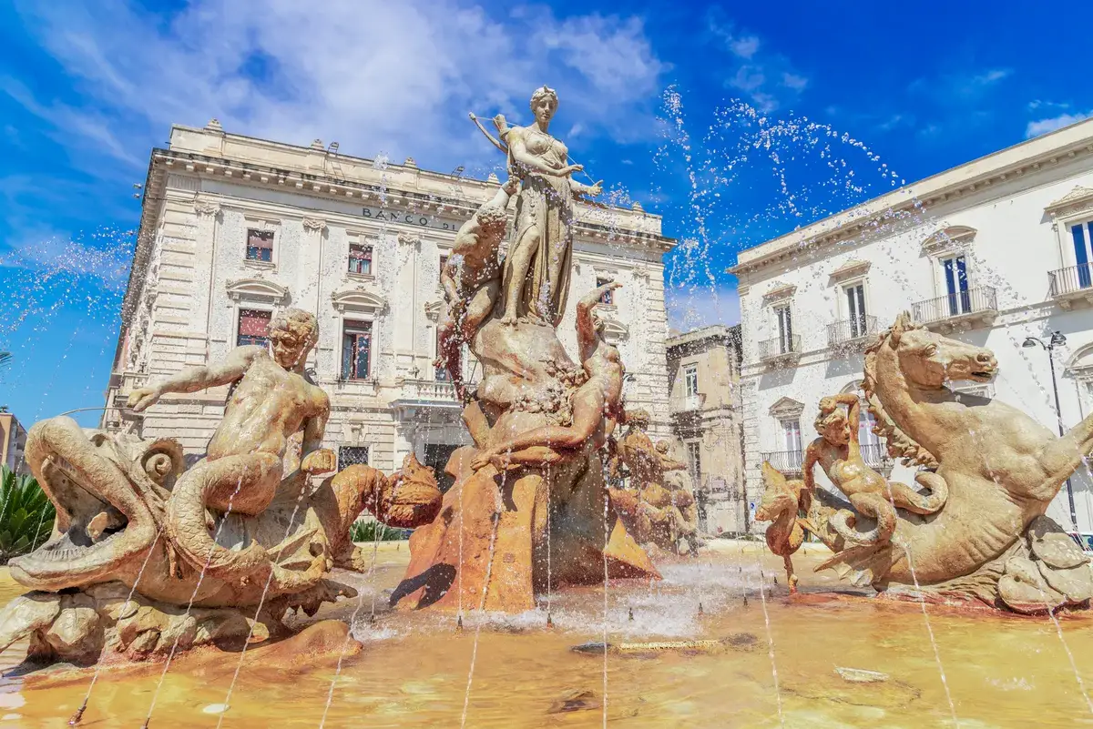 fontaine de diane ortigia 12