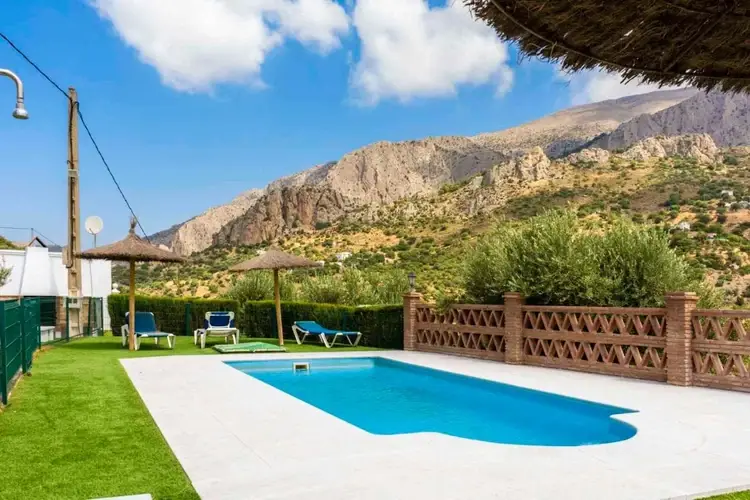 lagar del chorro junto caminito del rey piscina y baloncesto