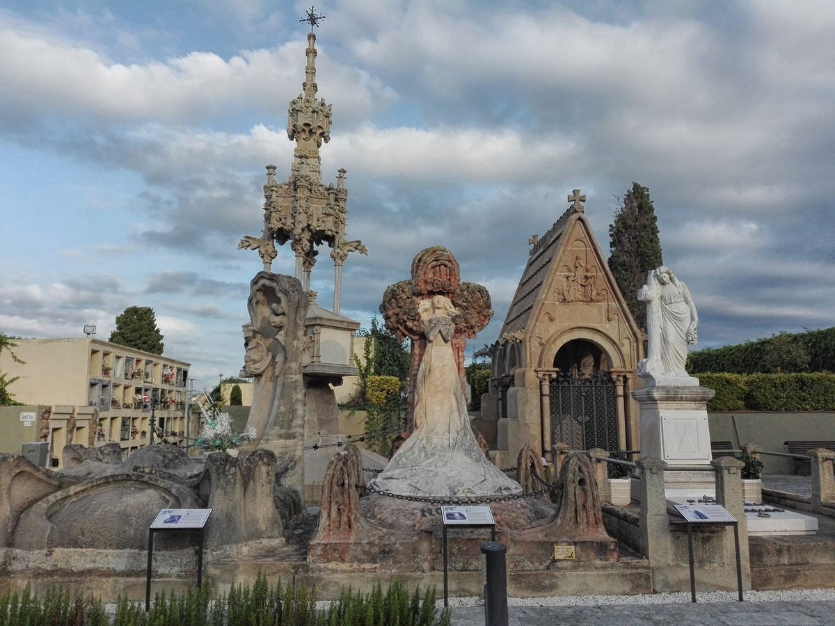 cementerio modernista de lloret de mar